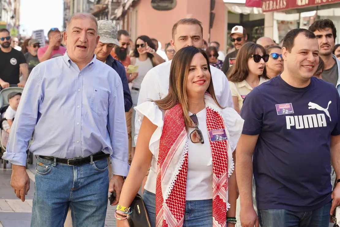 Manifestación convocada por la Asociación de Trabajadores de Incendios Forestales de Castilla y León para exigir mejoras en el operativo de prevención y extinción de incendios y la asunción de responsabilidades por la gestión de este verano