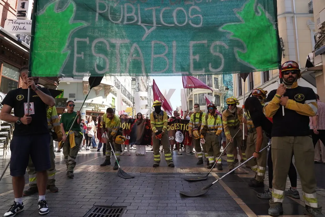 Manifestación convocada por la Asociación de Trabajadores de Incendios Forestales de Castilla y León para exigir mejoras en el operativo de prevención y extinción de incendios y la asunción de responsabilidades por la gestión de este verano