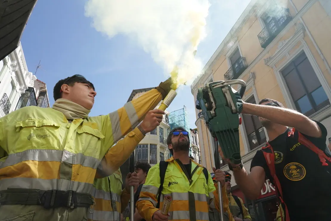 Manifestación convocada por la Asociación de Trabajadores de Incendios Forestales de Castilla y León para exigir mejoras en el operativo de prevención y extinción de incendios y la asunción de responsabilidades por la gestión de este verano