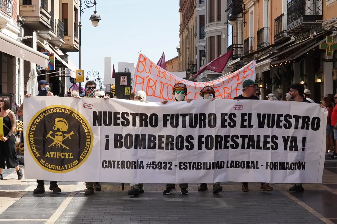 Manifestación convocada por la Asociación de Trabajadores de Incendios Forestales de Castilla y León para exigir mejoras en el operativo de prevención y extinción de incendios y la asunción de responsabilidades por la gestión de este verano