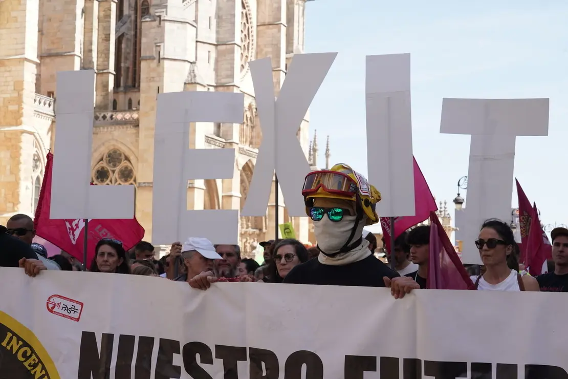 Manifestación convocada por la Asociación de Trabajadores de Incendios Forestales de Castilla y León para exigir mejoras en el operativo de prevención y extinción de incendios y la asunción de responsabilidades por la gestión de este verano