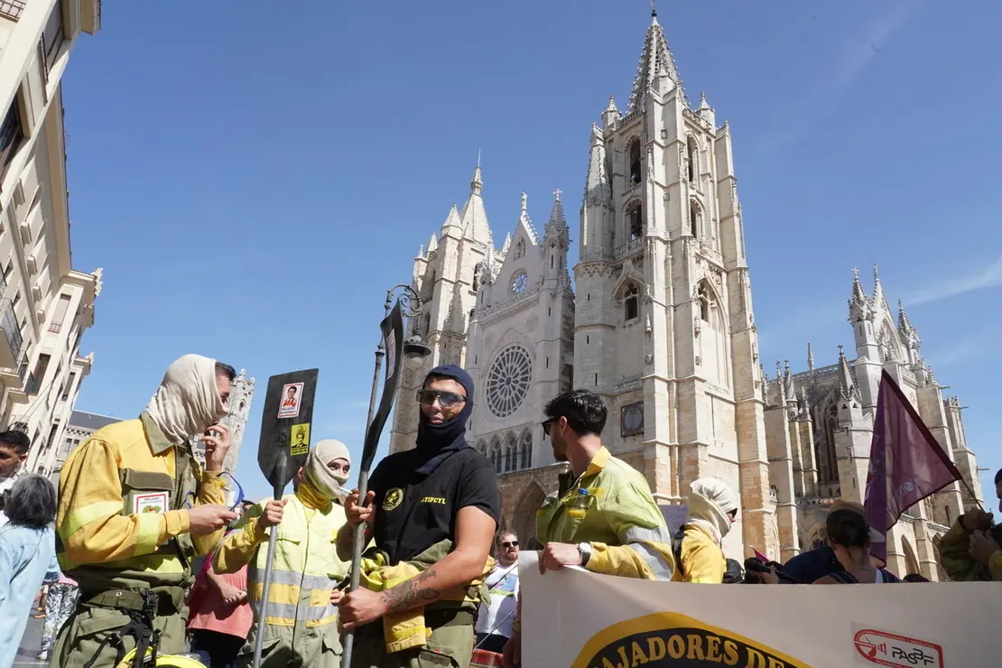 Manifestación convocada por la Asociación de Trabajadores de Incendios Forestales de Castilla y León para exigir mejoras en el operativo de prevención y extinción de incendios y la asunción de responsabilidades por la gestión de este verano