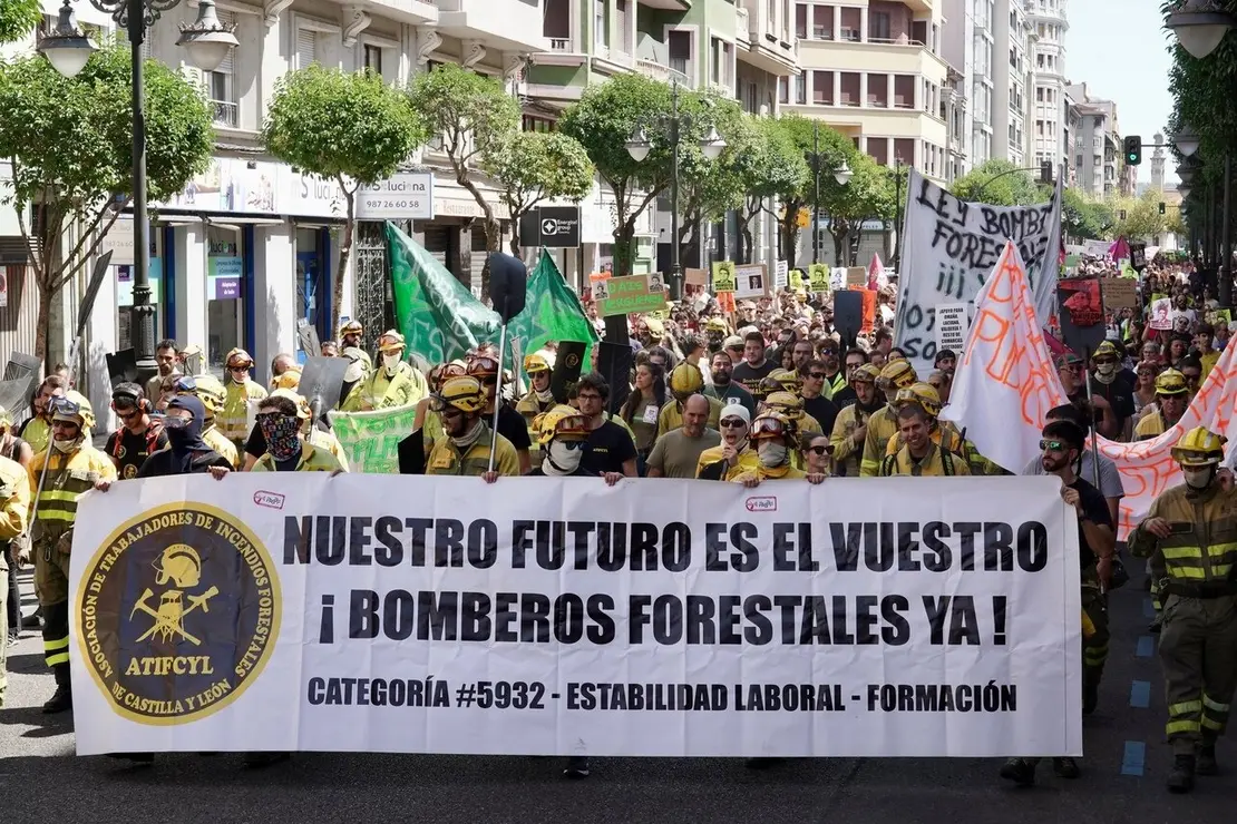 Manifestación convocada por la Asociación de Trabajadores de Incendios Forestales de Castilla y León para exigir mejoras en el operativo de prevención y extinción de incendios y la asunción de responsabilidades por la gestión de este verano
