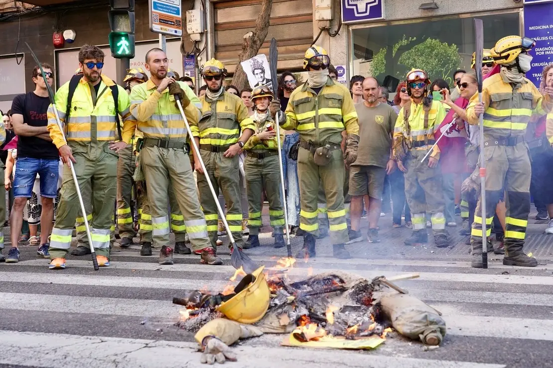 Manifestación convocada por la Asociación de Trabajadores de Incendios Forestales de Castilla y León para exigir mejoras en el operativo de prevención y extinción de incendios y la asunción de responsabilidades por la gestión de este verano