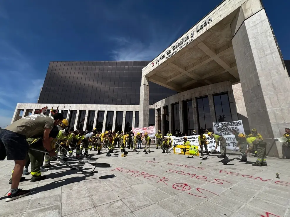 Manifestación convocada por la Asociación de Trabajadores de Incendios Forestales de Castilla y León para exigir mejoras en el operativo de prevención y extinción de incendios y la asunción de responsabilidades por la gestión de este verano