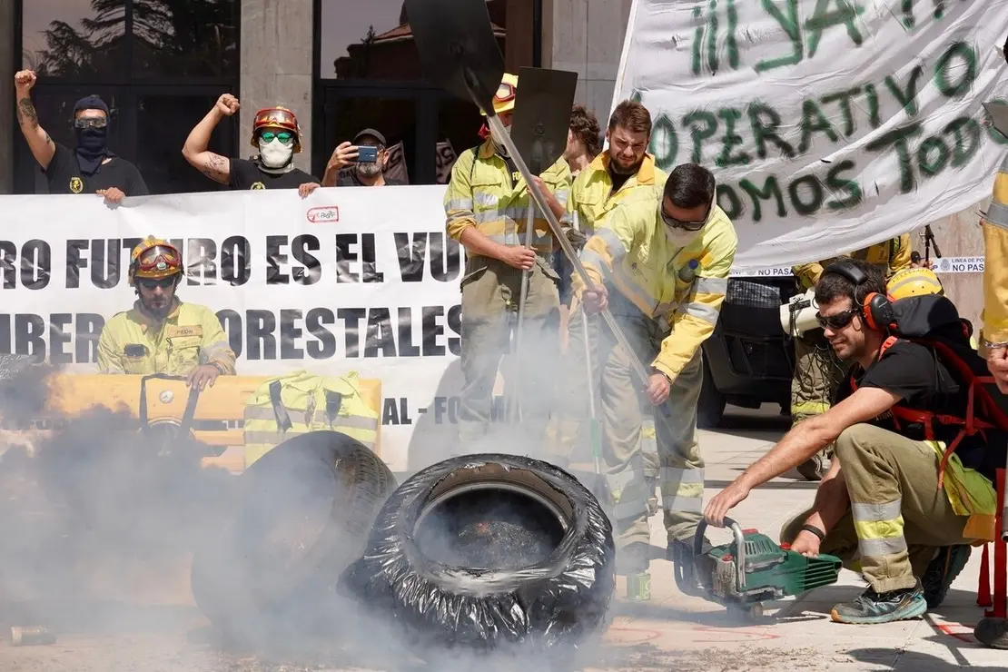 Manifestación convocada por la Asociación de Trabajadores de Incendios Forestales de Castilla y León para exigir mejoras en el operativo de prevención y extinción de incendios y la asunción de responsabilidades por la gestión de este verano