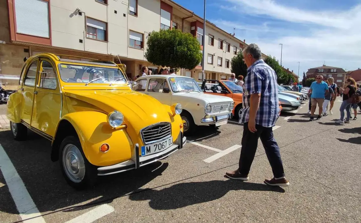 La quinta edición de la Retroclásica La Virgen del Camino se celebró este domingo con un rotundo éxito de participación y asistencia. Cientos de visitantes y decenas de vehículos clásicos, desde los entrañables Seat 600 y Renault 4 hasta modelos de alta gama como Jaguar y Mercedes, llenaron de nostalgia y pasión la localidad