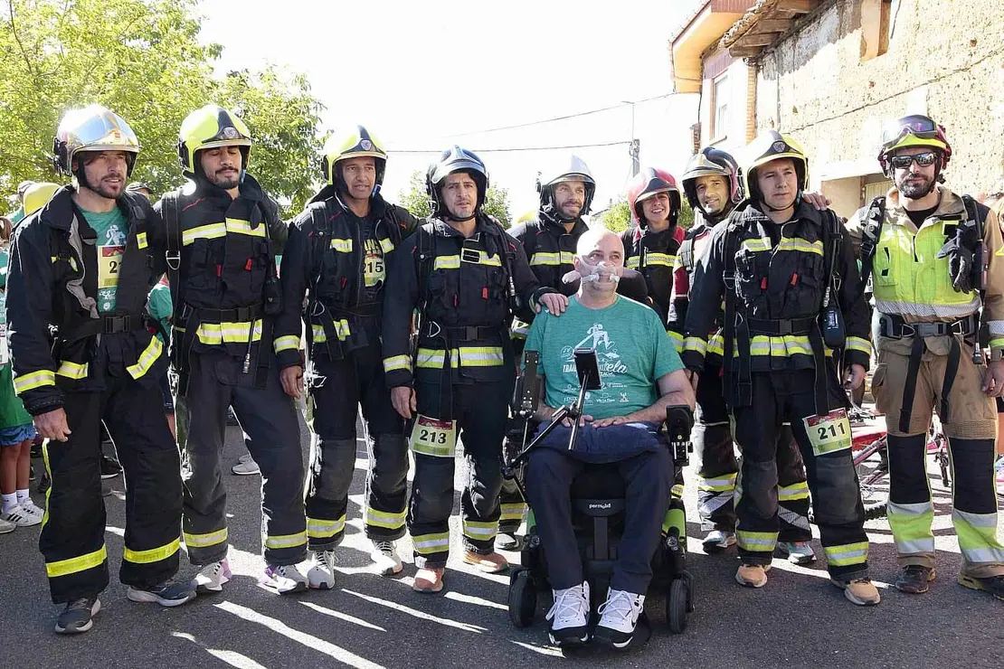Antimio de Arriba volvió a vestirse de solidaridad este fin de semana con la celebración de la II Trail, una carrera que reunió a decenas de participantes en apoyo a las personas afectadas por Esclerosis Lateral Amiotrófica (ELA). La cita, organizada por la Junta Vecinal y con la implicación de asociaciones locales, destinó lo recaudado a proyectos de investigación y a aliviar los costes que soportan las familias de los pacientes. En la marcha destacó la participación de Bomberos de León. Foto: Bomberos León
