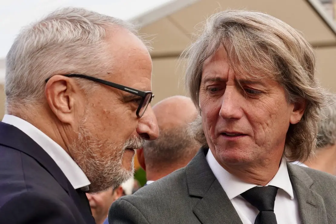 El presidente del Consejo Comarcal conversa con el líder socialista Carlos Martínez. Foto: Campillo