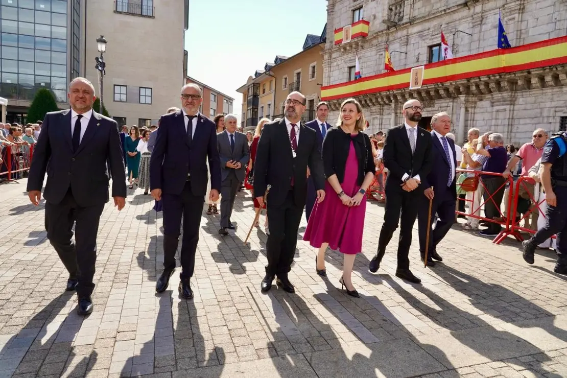La plataforma ciudadana 'Stop Incendios Noroeste' se ha movilizado este lunes convocando un Día del Luto Forestal en el marco de una protesta pacífica con motivo de la celebración del Día de la Encina en Ponferrada y como muestra de rechazo a la gestión de los incendios forestales. Foto: Campillo