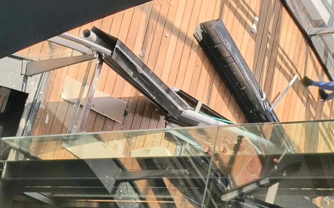 El desprendimiento de una parte de la techumbre del centro comercial Espacio León este lunes ha provocando un enorme caos en el interior de la instalación.