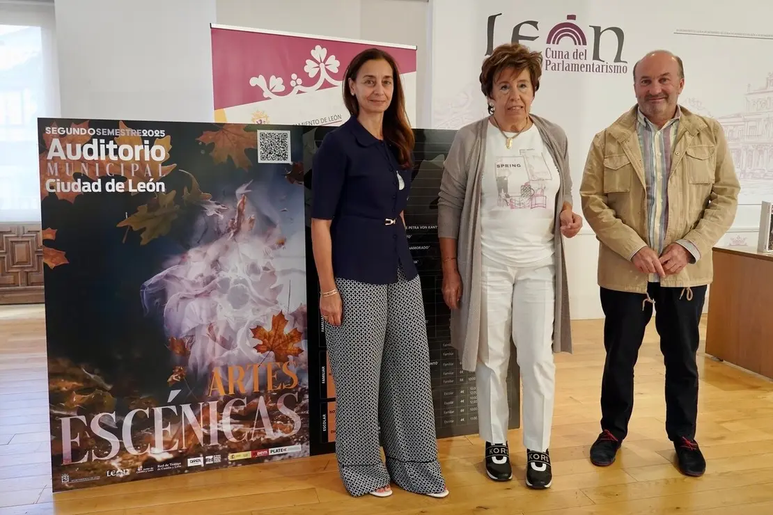 La concejala de Acción y Promoción Cultural, Elena Aguado, junto al encargado cultural, Senador González, y la gerente del Auditorio Ciudad de León, Ana Isabel García, presenta el ciclo de Artes Escénicas del Auditorio del segundo semestre del año