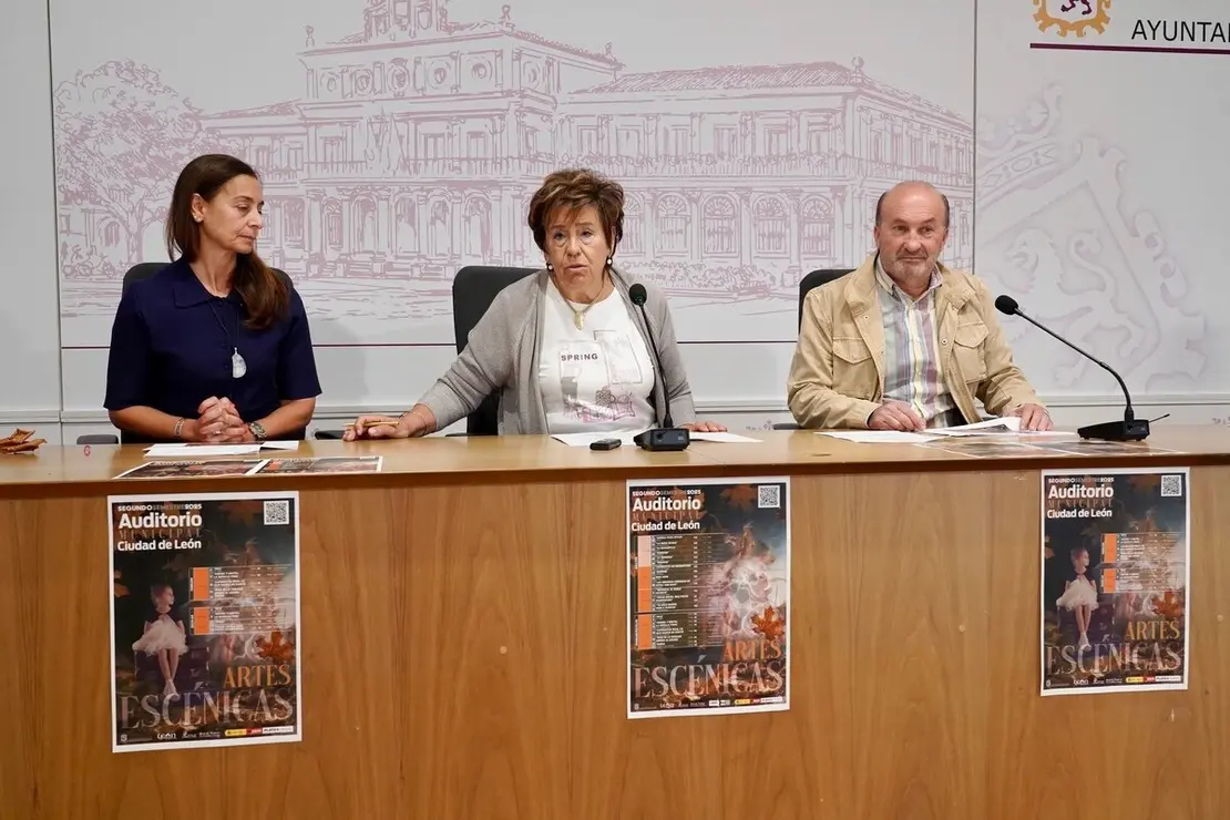 La concejala de Acción y Promoción Cultural, Elena Aguado, junto al encargado cultural, Senador González, y la gerente del Auditorio Ciudad de León, Ana Isabel García, presenta el ciclo de Artes Escénicas del Auditorio del segundo semestre del año