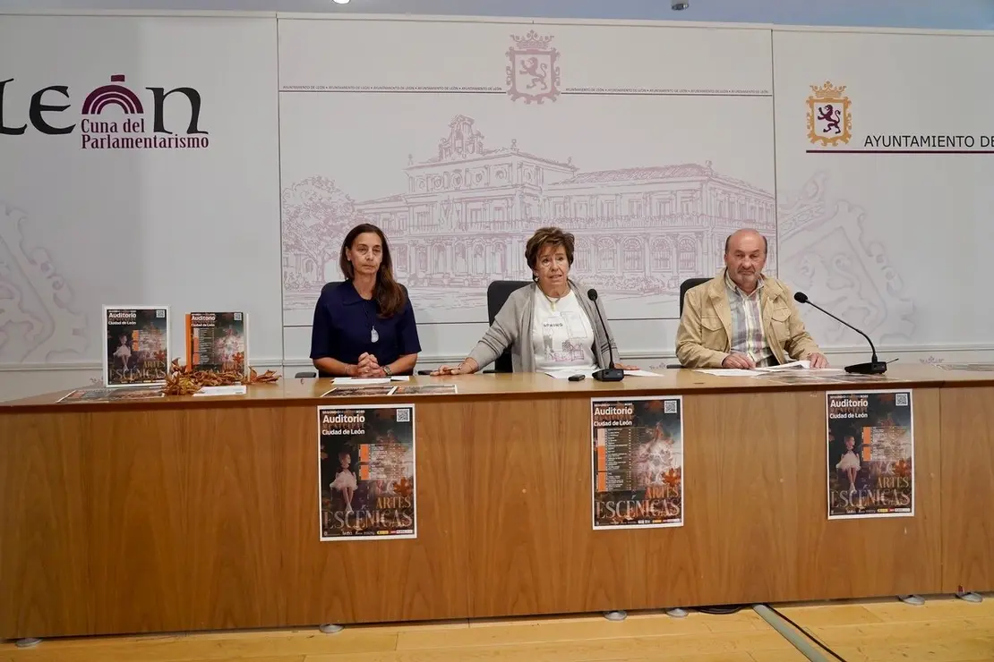 La concejala de Acción y Promoción Cultural, Elena Aguado, junto al encargado cultural, Senador González, y la gerente del Auditorio Ciudad de León, Ana Isabel García, presenta el ciclo de Artes Escénicas del Auditorio del segundo semestre del año