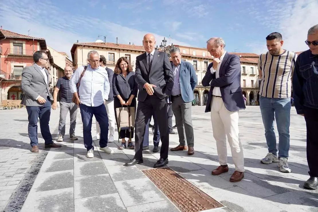 El alcalde de León, José Antonio Diez, realiza una visita a la plaza Mayor de León con motivo de las obras que se acometen en ella. Foto: Campillo