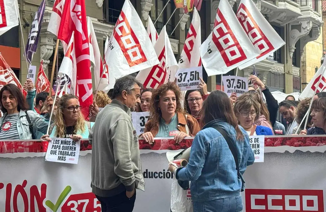 Concentración conjunta de representantes de UGT y CCOO frente a la sede de la Federación Leonesa de Empresarios (Fele) para reducir la jornada a 37,5 horas.
