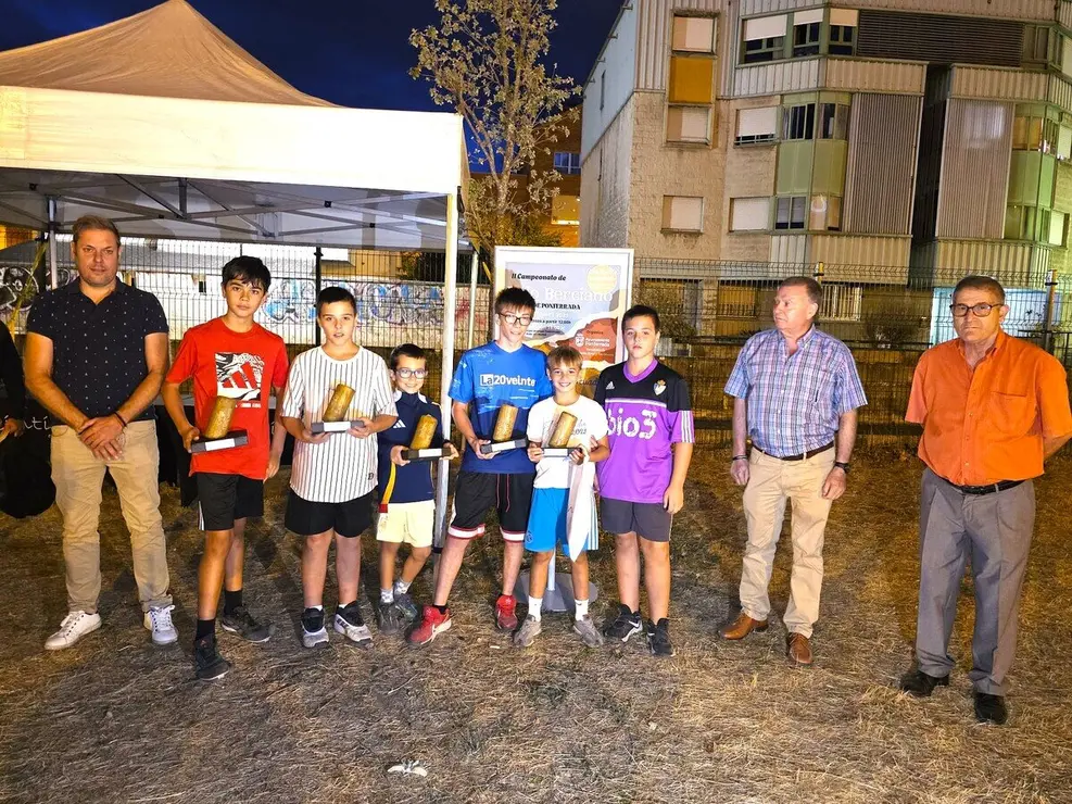 Campeonato infantil junto a Iván Alonso y representantes asoaciación de vecinos La Libertad
