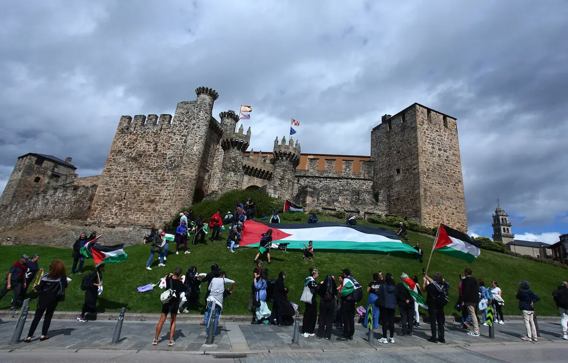 Manifestantes contra el genocidio en Gaza frente al Castillo de los Templarios de Ponferrada durante el transcurso de la etapa de la Vuelta ciclista a España