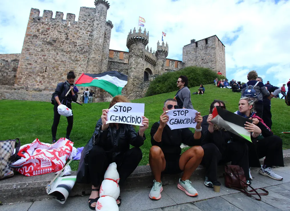 Manifestantes contra el genocidio en Gaza frente al Castillo de los Templarios de Ponferrada durante el transcurso de la etapa de la Vuelta ciclista a España