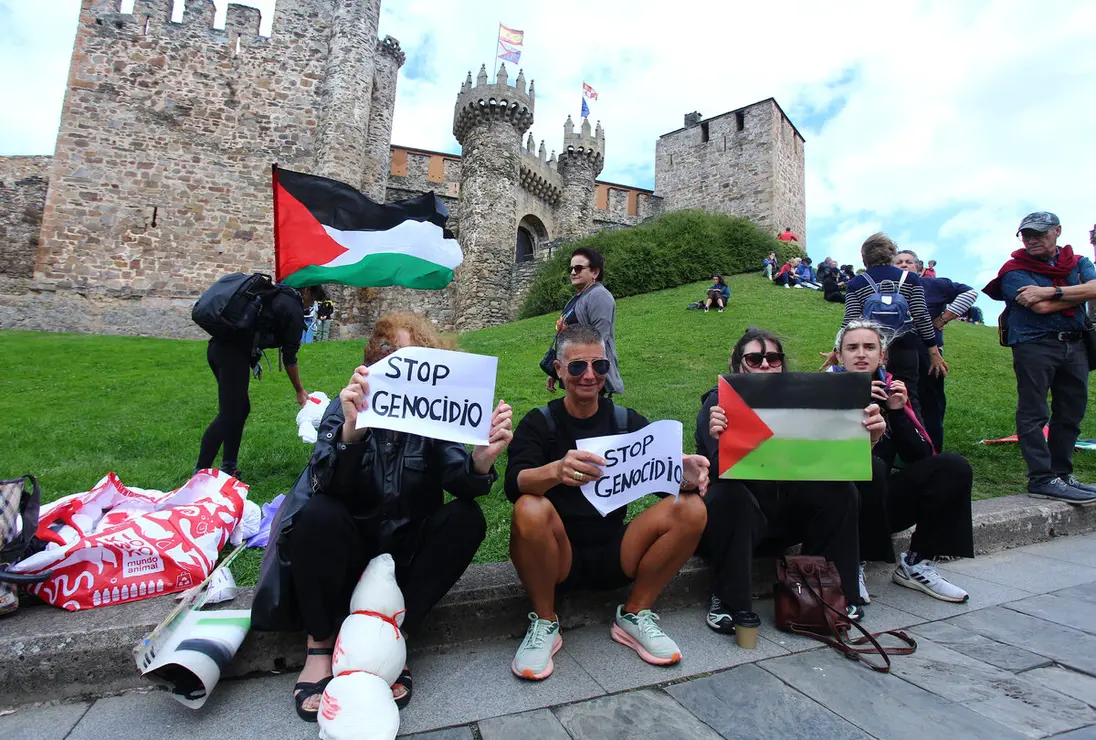 Manifestantes contra el genocidio en Gaza frente al Castillo de los Templarios de Ponferrada durante el transcurso de la etapa de la Vuelta ciclista a España