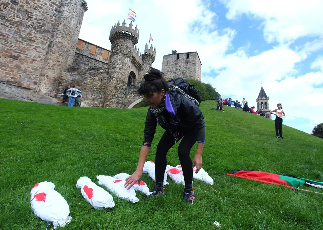 Manifestantes contra el genocidio en Gaza frente al Castillo de los Templarios de Ponferrada durante el transcurso de la etapa de la Vuelta ciclista a España