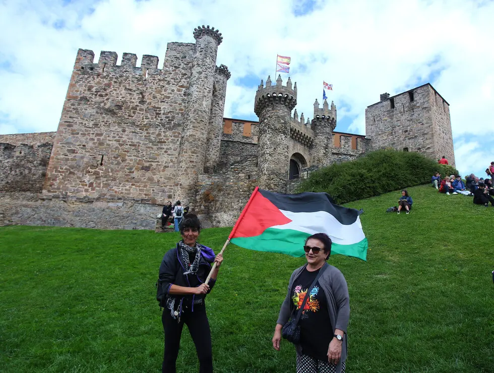 Manifestantes contra el genocidio en Gaza frente al Castillo de los Templarios de Ponferrada durante el transcurso de la etapa de la Vuelta ciclista a España