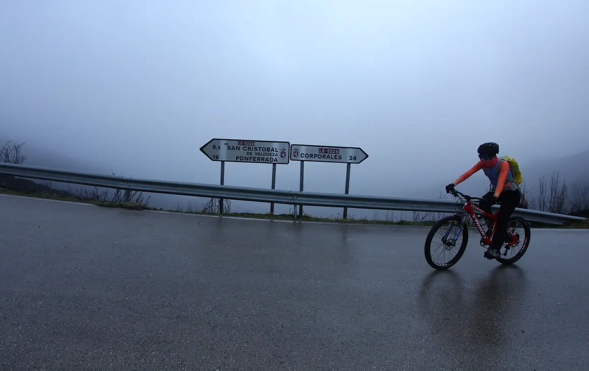 Ambiente previo a la subida al alto del Morredero en Ponferrada de la etapa de la Vuelta ciclista a España