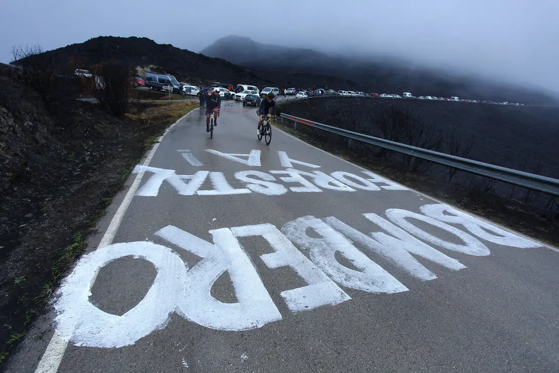 Ambiente previo a la subida al alto del Morredero en Ponferrada de la etapa de la Vuelta ciclista a España
