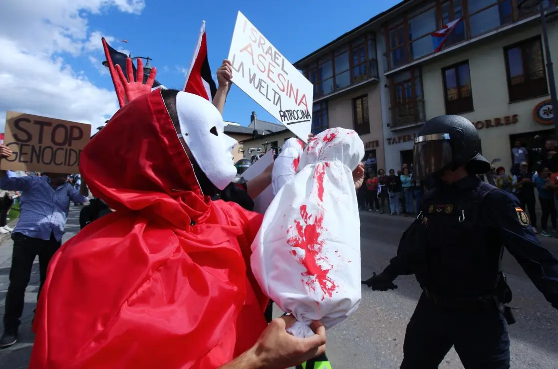 Manifestantes contra el genocidio en Gaza al paso de la Vuelta Ciclista a España por Ponferrada. (Foto: César Hornija)