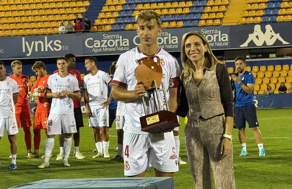 El equipo de Llona se impone al Alcorcón (0-1) con un gol en el minuto 87 y 'suma kiómetros' con la mirada en el Racing de Santander