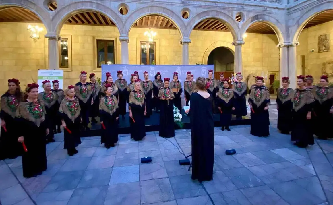 La programación se completó con un recital poético en el patio del Palacio de los Guzmanes a cargo de Marcelo Tettamanti y Ana Ibis, además de la intervención del coro Femenino Coral y de la cantautora Isamil9.