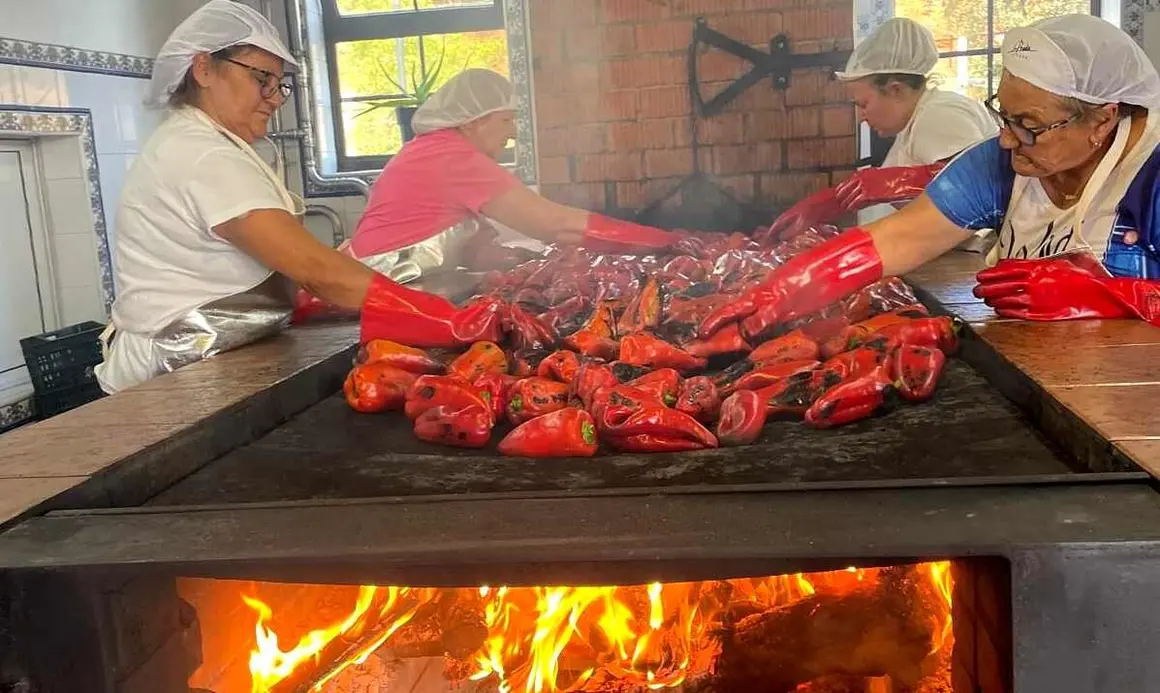 En el obrador del Palacio de Canedo, Prada a Tope ya ha comenzado la elaboración de los pimientos asados del Bierzo, “cosechados aquí en El Bierzo, nunca de otro sitio”, según explican desde la emblemática firma.