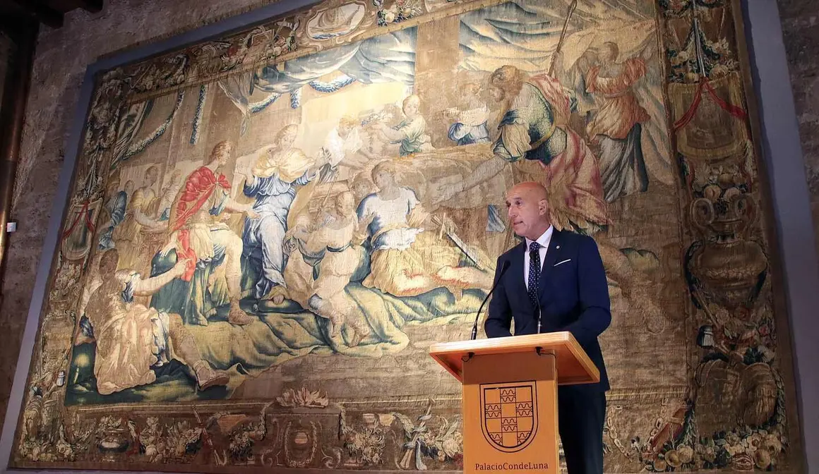 El alcalde de León, José Antonio Diez; la concejala de Acción y Promoción Cultural, Elena Aguado, y la directora de Restauración Textil de la Real Fábrica de Tapices, Verónica García, presentan la restauración del tapiz 'La continencia de Escipión'. (Foto: Peio García)