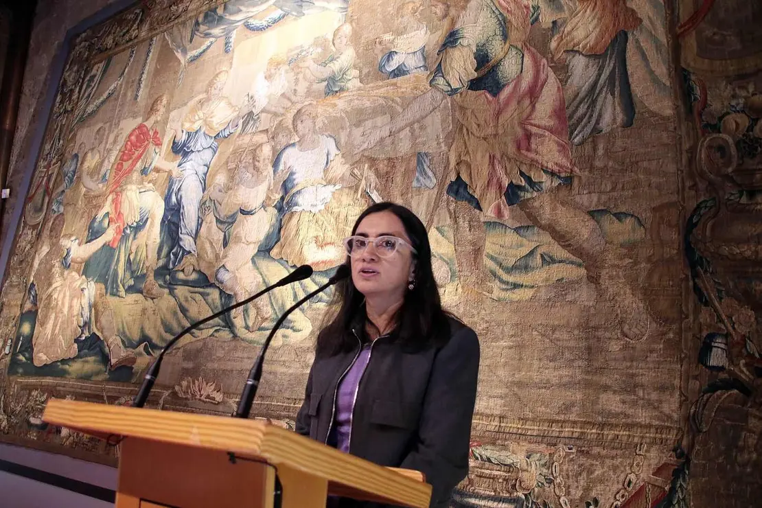 El alcalde de León, José Antonio Diez; la concejala de Acción y Promoción Cultural, Elena Aguado, y la directora de Restauración Textil de la Real Fábrica de Tapices, Verónica García, presentan la restauración del tapiz 'La continencia de Escipión'
