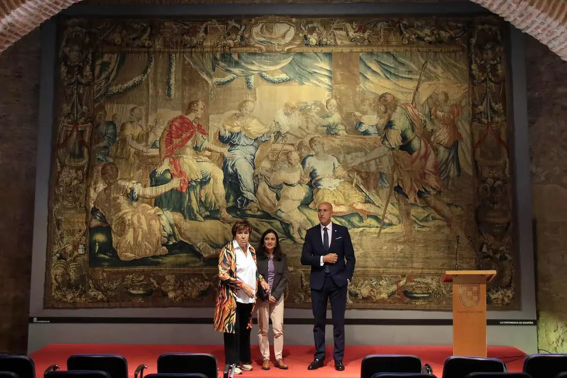 El alcalde de León, José Antonio Diez; la concejala de Acción y Promoción Cultural, Elena Aguado, y la directora de Restauración Textil de la Real Fábrica de Tapices, Verónica García, presentan la restauración del tapiz 'La continencia de Escipión'