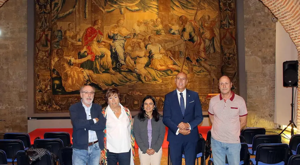 El alcalde de León, José Antonio Diez; la concejala de Acción y Promoción Cultural, Elena Aguado, y la directora de Restauración Textil de la Real Fábrica de Tapices, Verónica García, presentan la restauración del tapiz 'La continencia de Escipión'