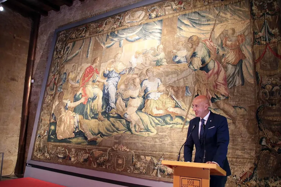 El alcalde de León, José Antonio Diez; la concejala de Acción y Promoción Cultural, Elena Aguado, y la directora de Restauración Textil de la Real Fábrica de Tapices, Verónica García, presentan la restauración del tapiz 'La continencia de Escipión'