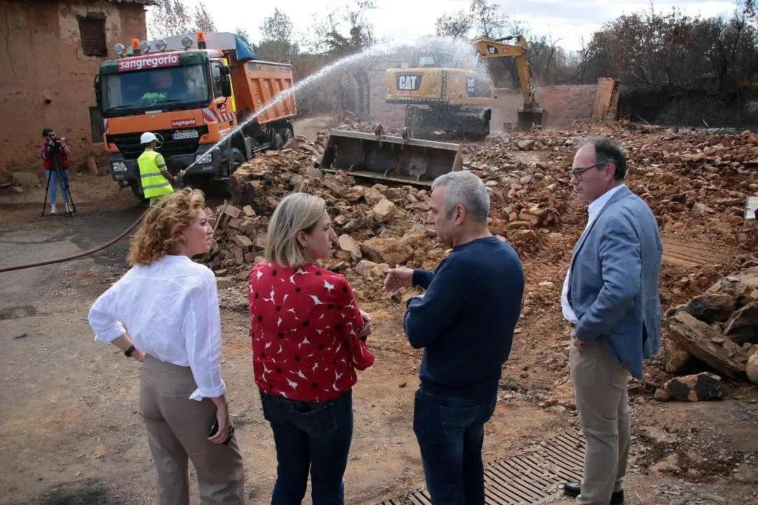 La vicepresidenta de la Junta visita trabajos de desescombro y se reúne con alcaldes afectados por el incendio de Molezuelas de la Carballeda-Castrocalbón. Fotos: Peio García