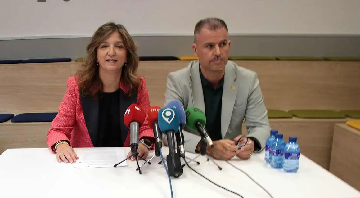 La rectora de la Universidad de León, Nuria González, y el vicerrector de Actividad Académica, Julio Abad, presentan en el curso académico 2025-2026
