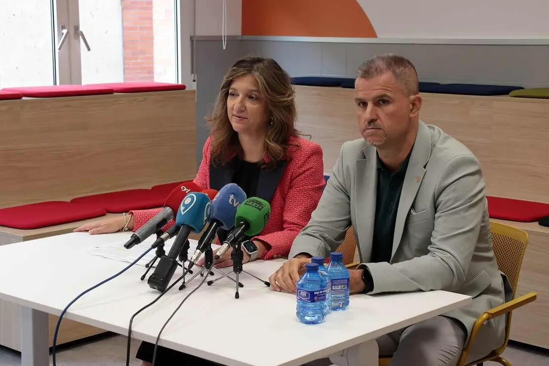 La rectora de la Universidad de León, Nuria González, y el vicerrector de Actividad Académica, Julio Abad, presentan en el curso académico 2025-2026