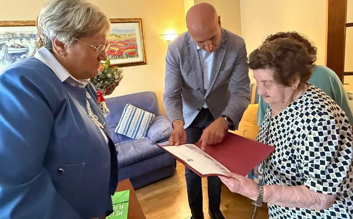 La vecina leonesa, nacida en Sahagún, cumple 100 años en plena forma y recibe la visita del alcalde de León, José Antonio Diez, y de la concejala Lourdes González. Fotos: AytoLeón