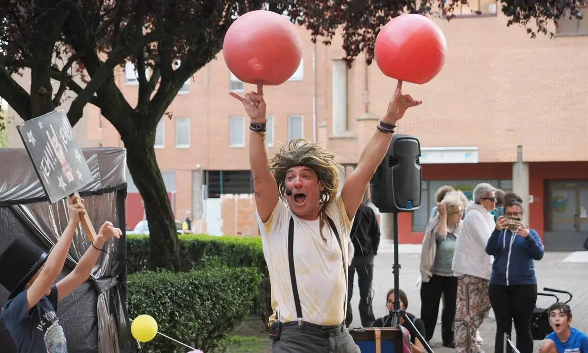 León se rinde al humor callejero con el arranque de ‘Clown en el camino’. El ciclo circense abrió el viernes con una gran afluencia de público y continuará durante el fin de semana con espectáculos en plazas y parques del casco histórico.