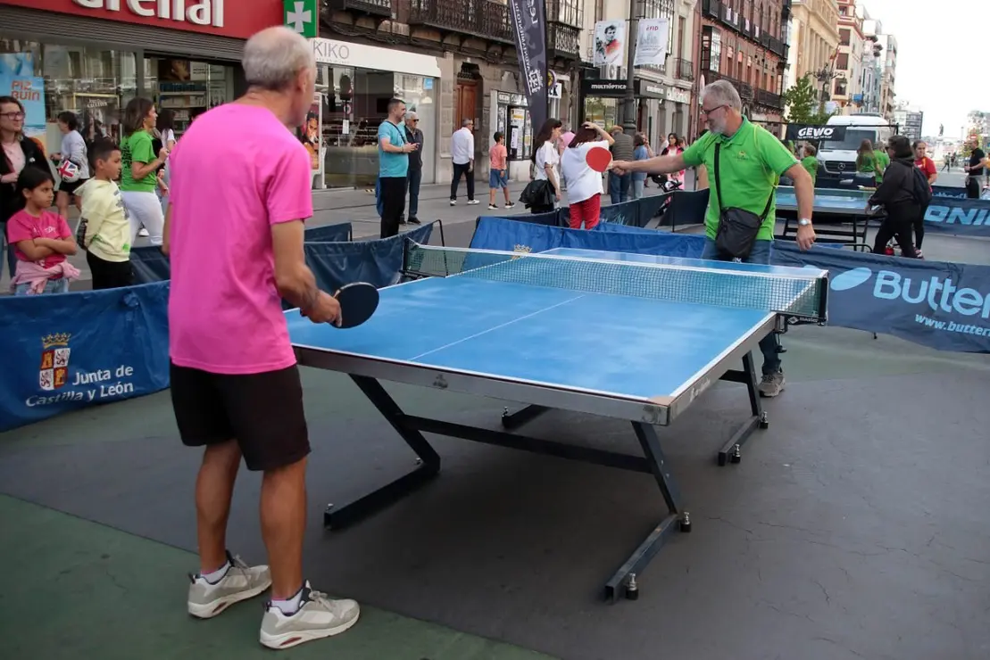 Jornada de sensibilización de Alzheimer León sobre el tenis de mesa para mostrar sus beneficios cognitivos, emocionales y sociales. Foto Peio García (1)