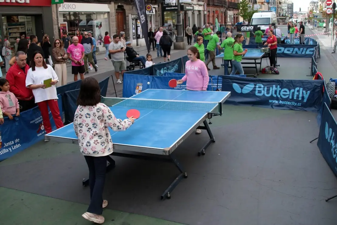 Jornada de sensibilización de Alzheimer León sobre el tenis de mesa para mostrar sus beneficios cognitivos, emocionales y sociales. Foto Peio García (3)