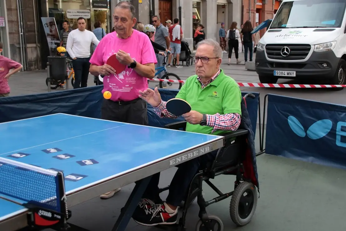 Jornada de sensibilización de Alzheimer León sobre el tenis de mesa para mostrar sus beneficios cognitivos, emocionales y sociales. Foto Peio García (4)