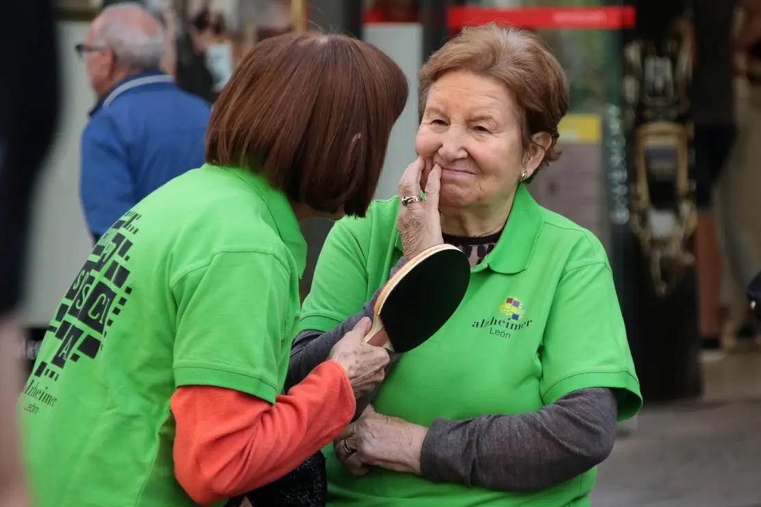 Jornada de sensibilización de Alzheimer León sobre el tenis de mesa para mostrar sus beneficios cognitivos, emocionales y sociales. Foto Peio García (5)