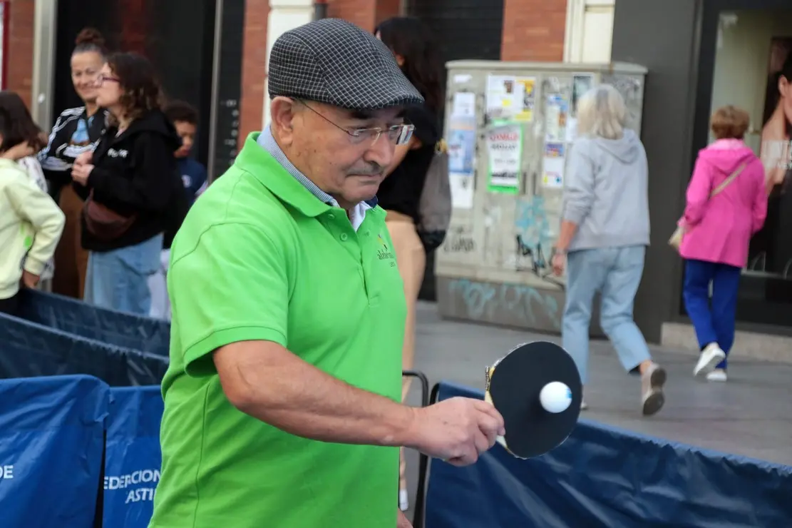 Jornada de sensibilización de Alzheimer León sobre el tenis de mesa para mostrar sus beneficios cognitivos, emocionales y sociales. Foto Peio García (7)