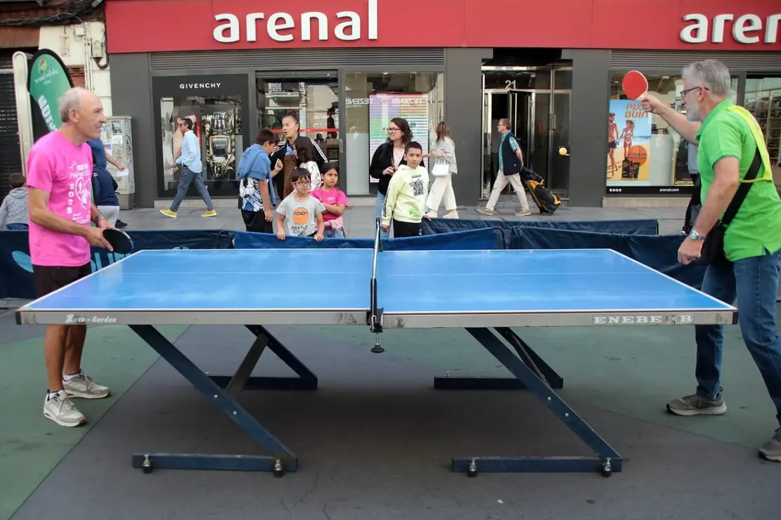 Jornada de sensibilización de Alzheimer León sobre el tenis de mesa para mostrar sus beneficios cognitivos, emocionales y sociales. Foto Peio García (8)