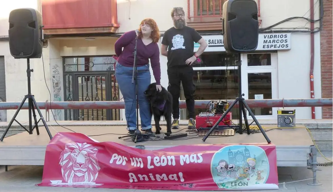Éxito de la ReMásQFiesta en León con el lema 'Por un León más animal'. La plaza San Salvador del Nido reunió a decenas de personas en apoyo al Banco de Alimentos para Animales de Familias sin Recursos. Reportaje gráfico de Marien del Canto.