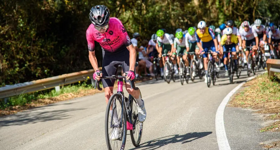 Jesse Maris conquista la etapa reina de la Volta a Galicia con el Technosylva Maglia Rower Bembibre. El ciclista estadounidense se impone en un agónico sprint y asegura matemáticamente el maillot de la montaña para el equipo leonés.
